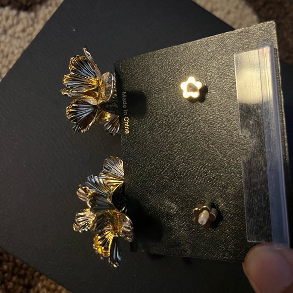 House of Harlow 1960 Gold Floral Earrings with Pearls - Picture 3 of 4